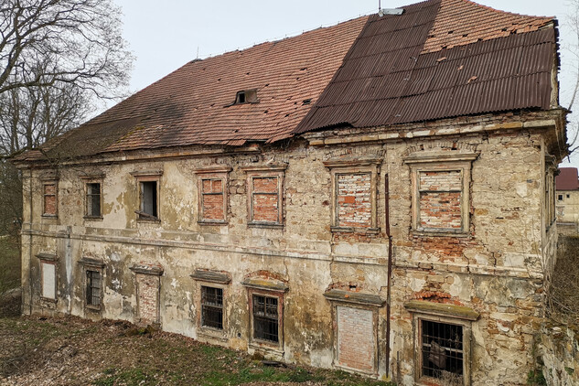 Jižní křídlo hospodářského dvora, před obnovou
