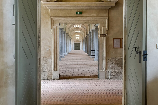 Průhled do barokní konírny