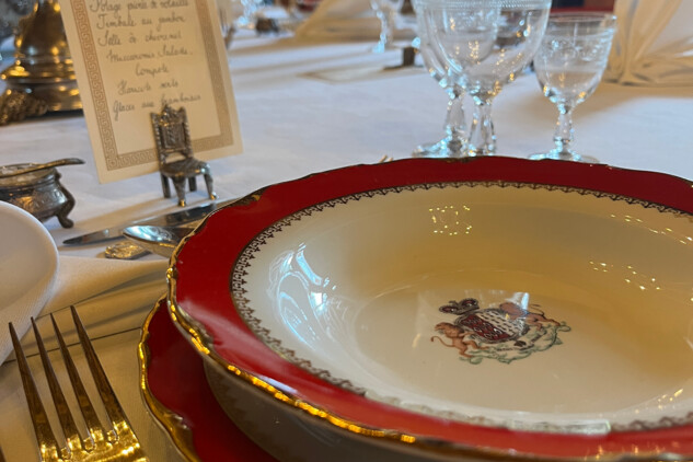 Detail nově prostřeného stolu v zámecké jídelně na Sychrově. 