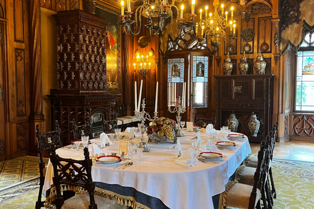 Pohled do velké jídelny státního zámku Sychrov s navráceným příborníkem a slavnostním servisem. 